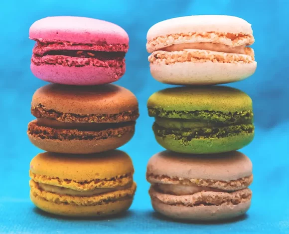 weekend-in-paris-french-macarons-paris-travel-guide Colourful French macarons, one of Paris's most iconic pastries and a must-try treat during a weekend in the French capital.